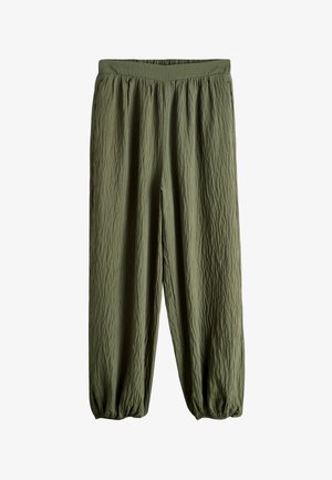 Voľné olivovo zelené pokrčené nohavice s elastickým pásom a nariasenými elastickými manžetami na členkoch.
