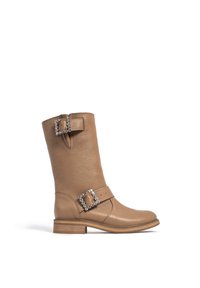 Brązowe skórzane kozak z teksturowanym wykończeniem, okrągłym noskiem oraz ozdobnym zapięciem na cholewce i kostce. Gruby blokowy obcas.