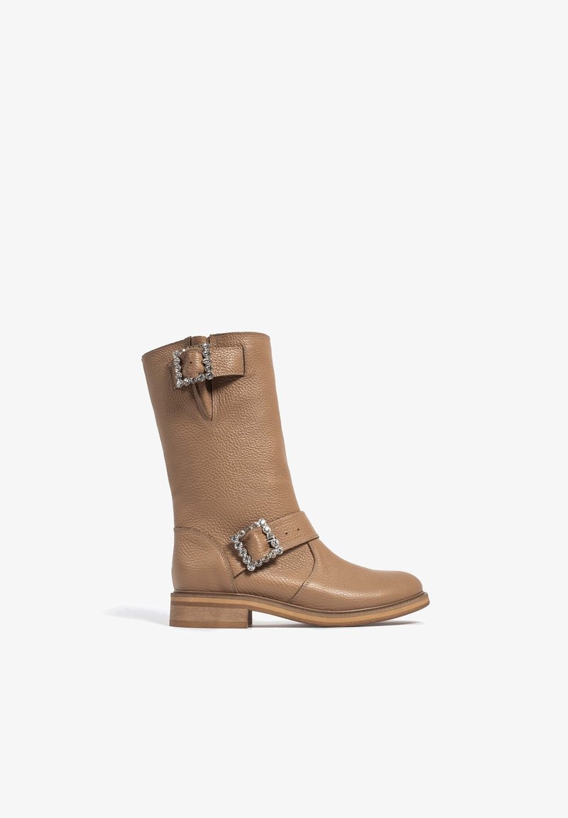 Brązowe skórzane kozak z teksturowanym wykończeniem, okrągłym noskiem oraz ozdobnym zapięciem na cholewce i kostce. Gruby blokowy obcas.