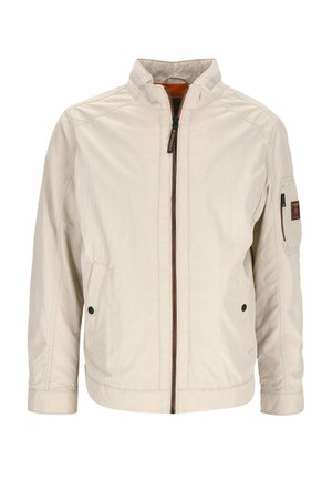 Hellbeige Herrenjacke mit Stehkragen, Frontreißverschluss, zwei Fronttaschen mit Druckknöpfen und Reißverschlusstasche am linken Ärmel mit Logo-Patch.