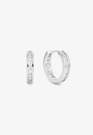 Sidabriniai lankelio formos auskarai su eilute įstatytų apvalių skaidrių akmenukų, vienas parodytas atviras, kitas - uždarytas, baltame fone.