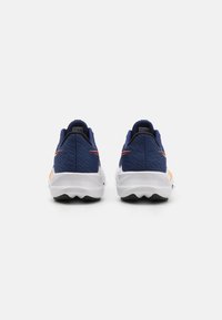 Scarpe da ginnastica blu con tomaia in mesh testurizzato, suola intermedia bianca e dettagli arancioni. Presentano una suola imbottita e un tab per il tallone.