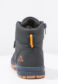 Stivale alla caviglia nero in pelle texturizzata, con logo e striscia arancioni, colletto imbottito, cerniera laterale e suola marrone robusta.