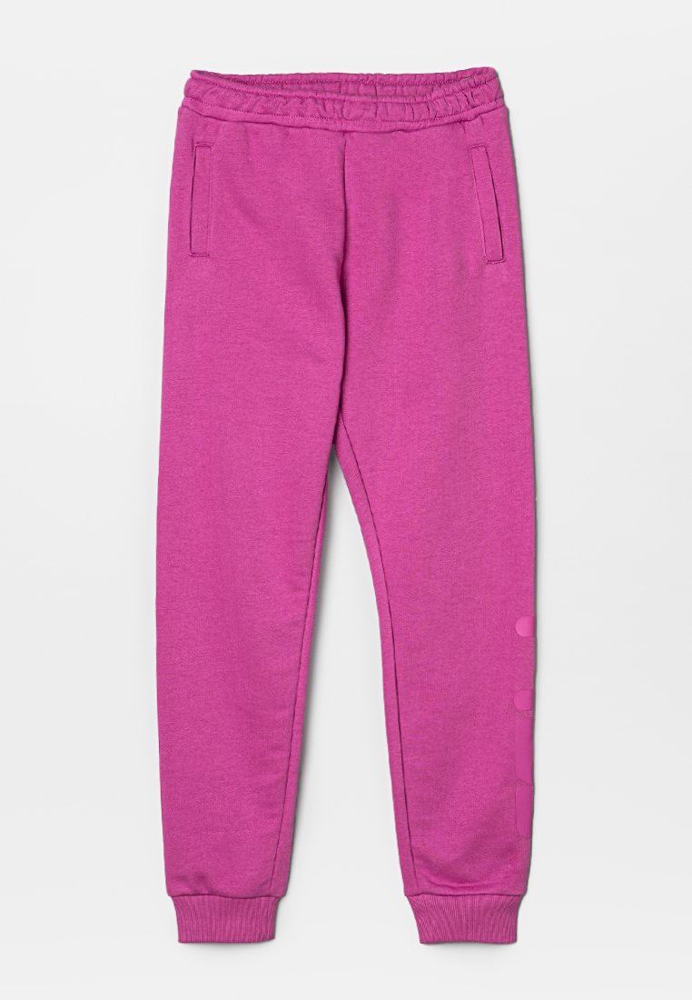 Pantalon de survêtement rose avec une taille élastique, deux poches latérales, des jambes fuselées et des poignets côtelés. Présente une texture lisse et des boutons d'accent attachés.