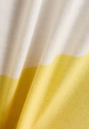 Κοντινό πλάνο απαλού πλεκτού υφάσματος με οριζόντιες λευκές και κίτρινες ρίγες και ορατή υφή.