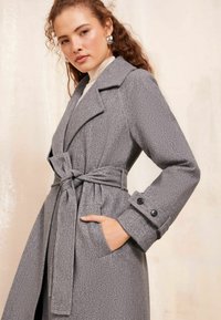 Friends Like These PETITE FIT - BELTED WRAP - Klasszikus kabát - grey