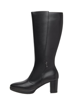 Černé kožené vysoké kozačky po kolena s špičatou špičkou, blokovým podpatkem, jemným prošíváním a texturovaným akcentem na boku.