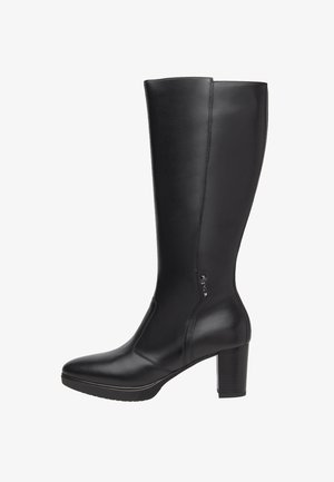 Černé kožené vysoké kozačky po kolena s špičatou špičkou, blokovým podpatkem, jemným prošíváním a texturovaným akcentem na boku.