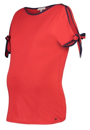 Rotes Umstandstop mit marineblauen Abschlüssen und kurzen Ärmeln, die an den Schultern mit Schleifen gebunden sind, mit einem runden Ausschnitt.