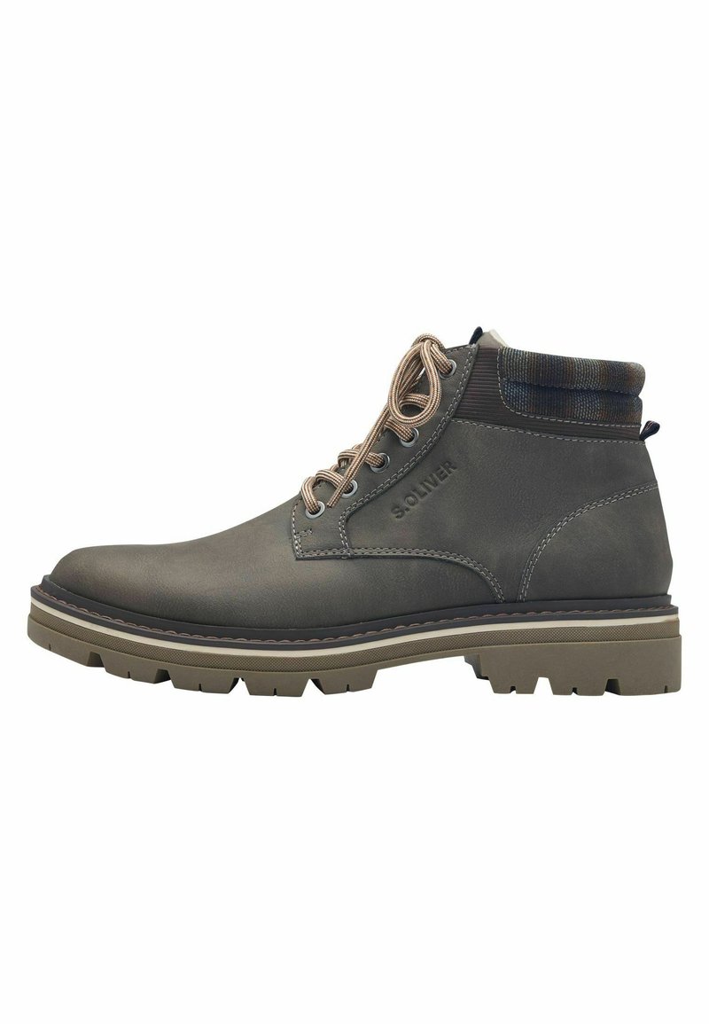 Bottine en cuir gris foncé avec une pointe renforcée, des lacets marron contrastants et un col texturé. Semelle en caoutchouc épaisse avec un motif de crampons profond.