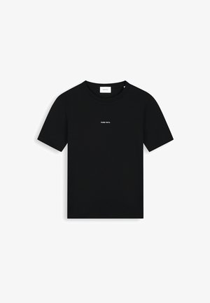 Zwart T-shirt met korte mouwen en ronde hals, met "PURE PATH" in kleine witte letters gedrukt in het midden aan de voorkant.