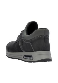 Basket en cuir noir avec un dos texturé gris, bout rond, fermeture à lacets, amorti visible au niveau du talon et détails de couture contrastants.