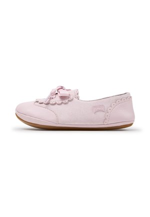 Scarpa da bambino rosa chiaro con bordi ondulati, fiocco sul davanti, texture scamosciata e suola piatta in gomma marrone, mostrata di profilo.