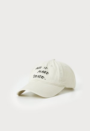 Baseball cap i lys beige bomuld med justerbar rem, der har broderet tekst i sort: "MAKE IT MAKE SENSE." Bøjet skygge design.