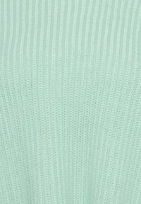 Minzgrüner Strickstoff mit vertikaler Rippstruktur; zeichnet sich durch ein weiches, leichtes und dehnbares Design aus, das sich ideal für legere Kleidung eignet.