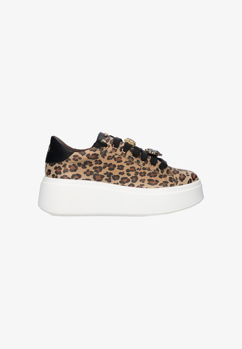 Zapatillas de plataforma con estampado de leopardo, acentos en negro y accesorios dorados; parte superior texturizada, punta redondeada y suela gruesa blanca.