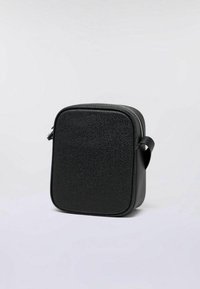 Borsa a tracolla in pelle nera con superficie texture, forma rettangolare, dettaglio zip in argento e manico laterale per un trasporto facile.
