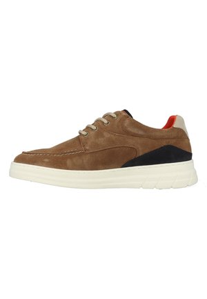 Zapatilla de ante marrón con suela blanca, acentuada con detalles en negro y rojo. Presenta cierre de cordones y un diseño aerodinámico.