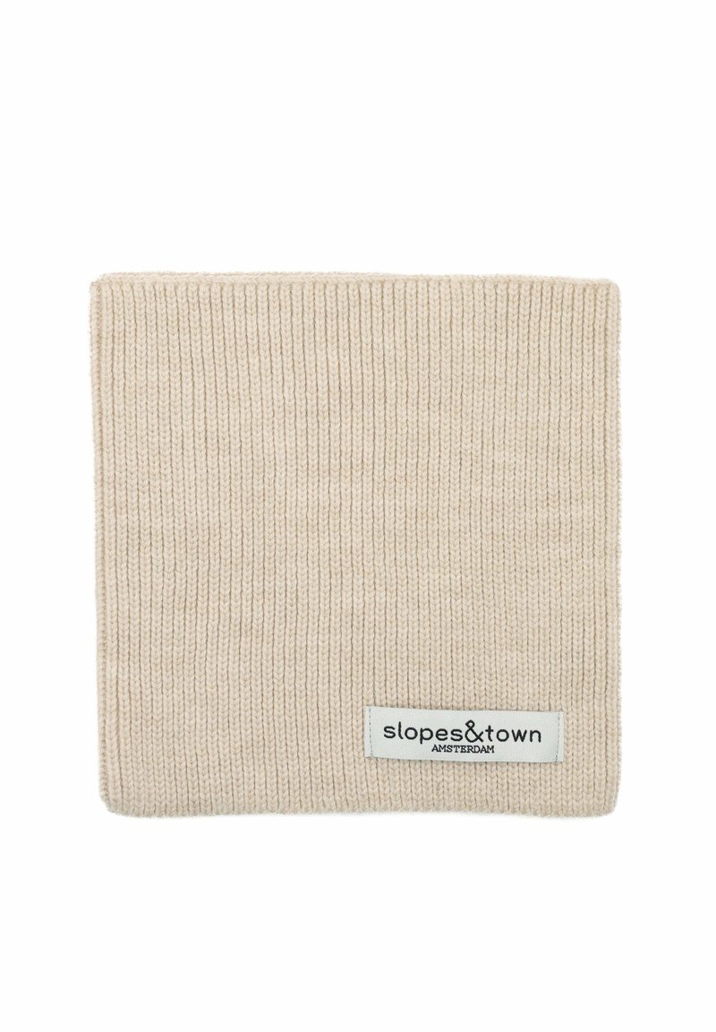 Fascia per la testa lavorata a maglia beige con una trama a coste e un'etichetta con il logo "slopes&town" su un lato, caratterizzata da una forma rettangolare.