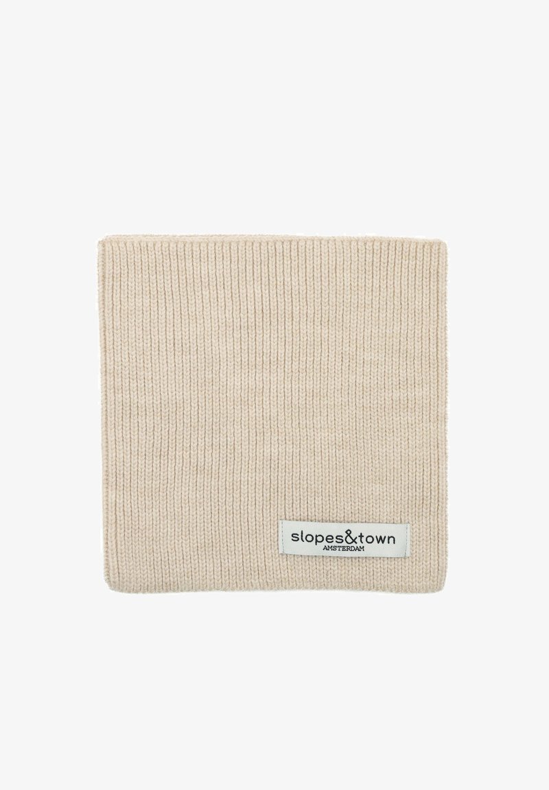 Fascia per la testa lavorata a maglia beige con una trama a coste e un'etichetta con il logo "slopes&town" su un lato, caratterizzata da una forma rettangolare.