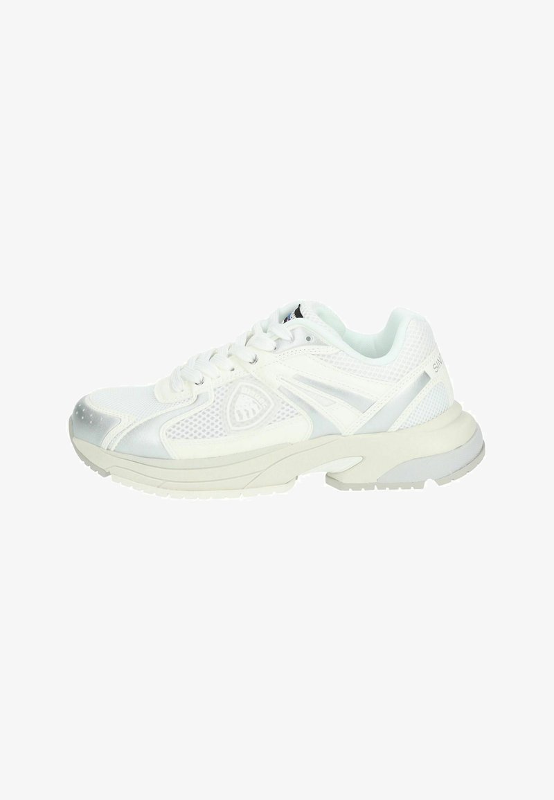 Chaussure de sport blanche avec des panneaux en mesh, des accents synthétiques lisses et une semelle rembourrée. Lacets et branding sont présents.