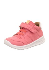 Rosa Sportschuh mit strukturiertem Obermaterial, Klettverschluss und elastischen Schnürsenkeln. Verfügt über eine leichte weiße Sohle und dezente Perforationen an den Seiten.