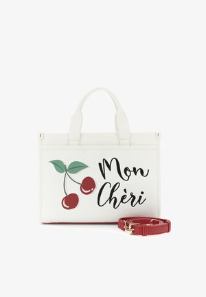 Hvid håndtaske med to håndtag, motiv af røde kirsebær og grønne blade, teksten "Mon Chéri" og aftagelig rød rem med gyldne spænder.