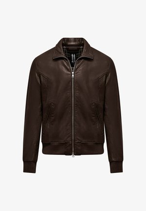 Braune Lederbomberjacke mit einem Frontreißverschluss, zwei seitlichen Taschen, gerippten Bündchen und Kragen. Dezente Textur und klare Linien heben das Design hervor.