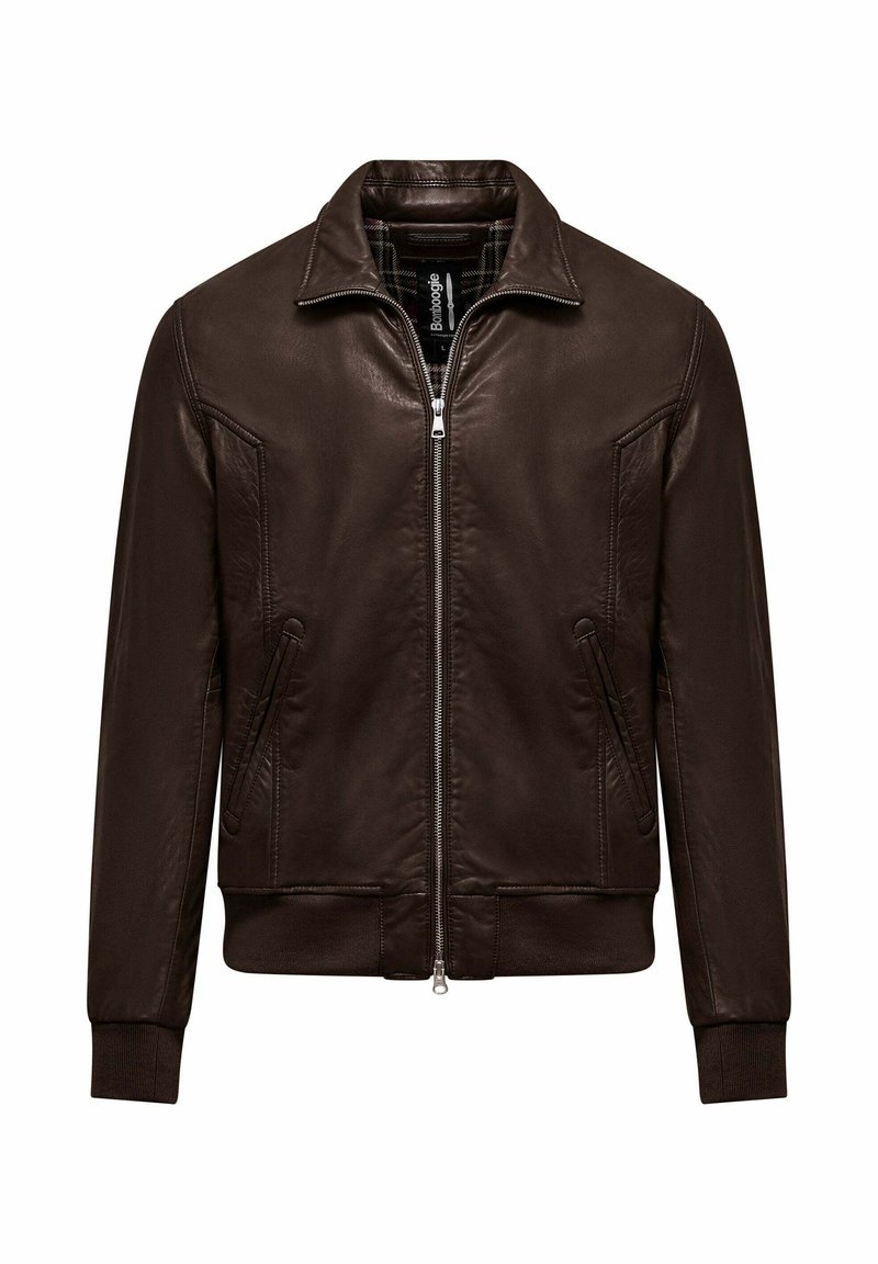 Giubbotto bomber in pelle marrone con zip frontale, due tasche laterali, polsini e colletto a coste. Una texture sottile e linee pulite arricchiscono il design.