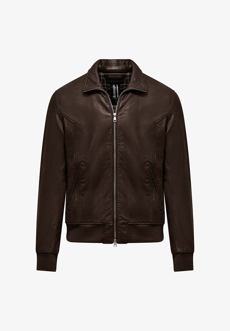 Bruine leren bomberjack met een voorkeursrits, twee zijzakken, geribbelde mouwen en kraag. Subtiele textuur en strakke lijnen verbeteren het ontwerp.