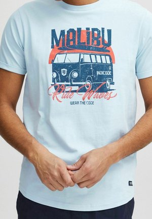 Jasnoniebieski bawełniany T-shirt z grafiką przedstawiającą vintage van, z napisem "MALIBU" oraz "Ride Waves" w czerwonych i czarnych literach.