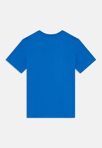 Camiseta azul de algodón con mangas cortas, cuello redondo y una textura suave. La parte posterior es lisa, sin detalles adicionales.