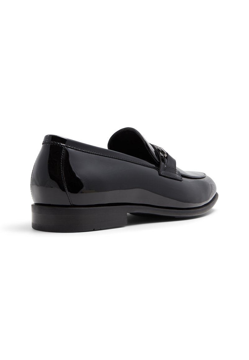 Mocassins en cuir verni noir avec un design à enfiler, dotés d'une sangle à l'avant et d'un petit talon. Texture lisse et forme de bout arrondi.