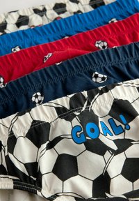 Costumi da bagno colorati realizzati in materiale sintetico, con un motivo a calcio e colori variabili: blu, rosso, blu scuro e bianco con il testo "GOAL!".