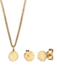 Collier doré avec un pendentif rond texturé et des boucles d'oreilles à clou rond assorties, présentant une finition martelée et des bords lisses.