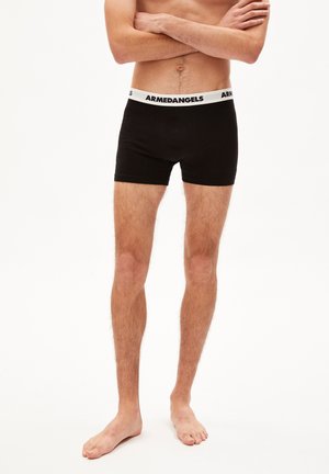 Schwarze Boxer-Briefs mit einem weißen elastischen Bund, der das Logo "ARMEDANGELS" zeigt. Weiches Material, taillierte Passform und Länge bis zur Mitte des Oberschenkels.