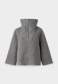 Jersey gris hecho de material afieltrado con cuello alto, cierre de media cremallera y mangas anchas. Diseño minimalista con una textura suave.