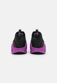 Pantofi sport negri și mov, cu un upper texturat, un design distinct al călcâiului și tab-uri de prindere în spate pentru o purtare ușoară.