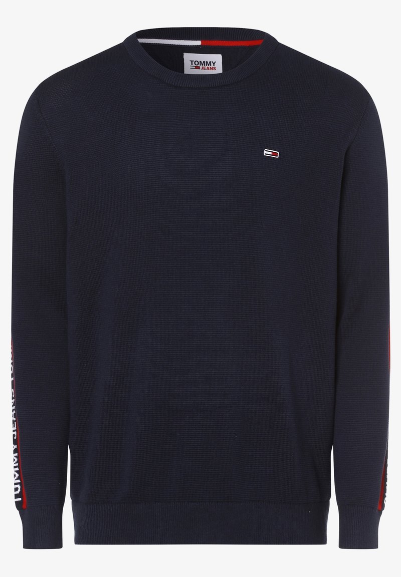Pull bleu marine col rond avec petit logo Tommy Jeans sur la poitrine et bande de texte de marque sur les deux manches.