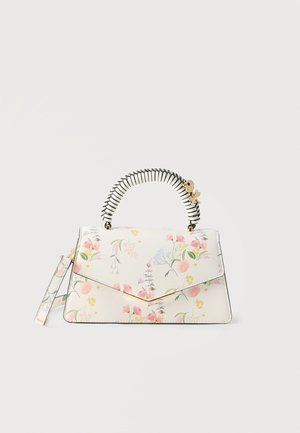 Balta gėlėta rankinė su dryžuota apvyniota rankena ir auksine bitės formos dekoracija ant vienspalvio fono.