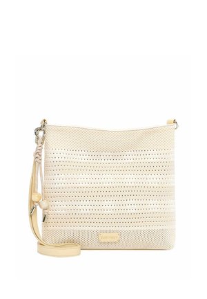 Bolso bandolera perforado de color crema con textura tejida, correa ajustable con cuentas decorativas y pequeña etiqueta de la marca en el frente.