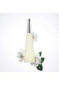 Nieprzezroczysta, jasnoprzeczysta butelka w kształcie stożka, z srebrną nakrętką i etykietą "L'Eau d'Issey". Otoczona białymi kwiatami i zielonymi liśćmi.