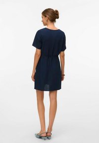 Vero Moda VMMYMILO KURZES - Abito a camicia - navy blazer