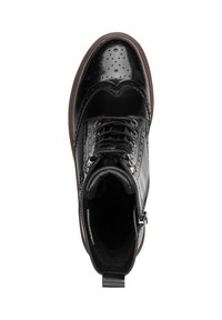 Stivale in pelle nera con finitura lucida, dettagli brogue, punta rotonda, design classico con lacci e cerniera laterale. Suola marrone con bordo testurizzato.