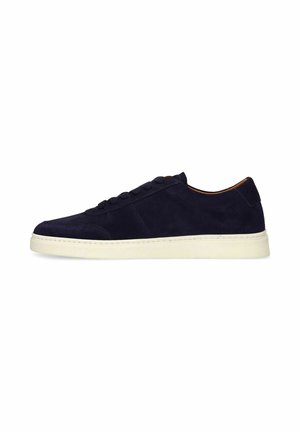 Navyblauwe suède lage sneaker met ronde neus, vetersluiting en witte rubberen zool.