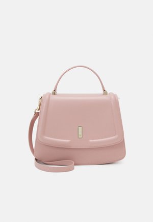 Zachte roze leren handtas met een handvat aan de bovenkant, een voorflap, een gouden sluiting en een afneembare schouderriem op een witte achtergrond.
