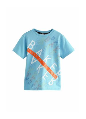 Helles blaues Baumwoll-T-Shirt mit fettem, mehrfarbigem Text in diagonaler Anordnung, wobei "BAKER" in großen Buchstaben und mit einem orangenen Akzentband dargestellt ist.