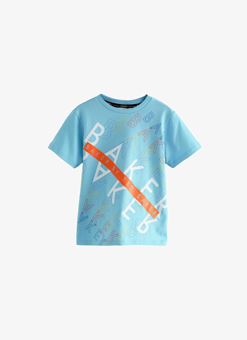 Gaiši zils kokvilnas T-krekls ar drosmīgām, daudzkrāsainām burtu kombinācijām diagonālajā rakstā, kur uzraksts "BAKER" ir liels un ir oranža akcentu josla.