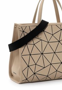 Borsa a mano in materiale sintetico con motivo geometrico beige, dotata di dettagli triangolari neri e di una tracolla nera regolabile.