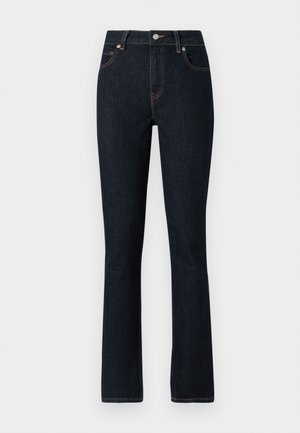 Jeans acampanados de mezclilla azul oscuro con cintura alta, con costuras naranjas en contraste, cierre delantero de botón y diseño de cinco bolsillos.